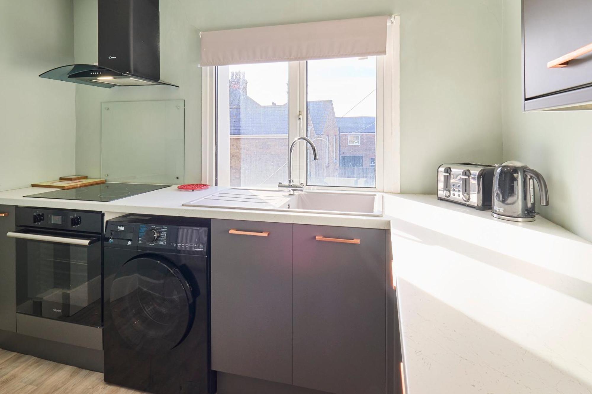 Host & - Westbrook Road Apartment